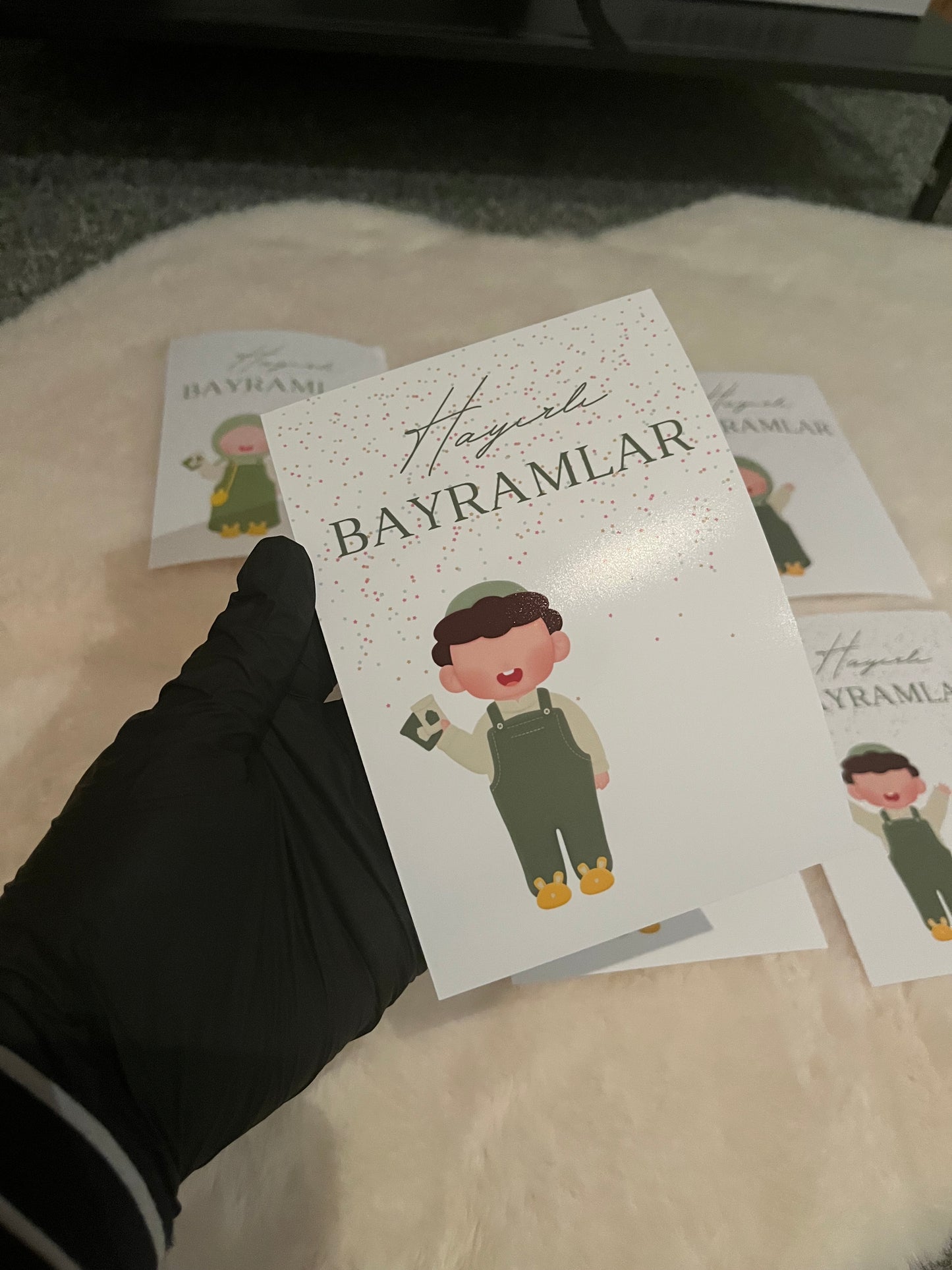 Eid Mubarak und Bayram Geldkarten Set mit modernen und liebevoll gestalteten Designs für Kinder und Erwachsene. Islamische Grußkarten und Geldkarten zum Verschenken von Geldscheinen oder kleinen Süßigkeiten zu Eid al-Fitr und Bayram. Fröhlich-bunte Motive für Kinder und elegante Eid Mubarak Karten für Erwachsene, geeignet für Familie, Freunde und Verwandte. Digitale Eid Karten als PDF und PNG Download zum selbst Ausdrucken oder gedruckte, vorgeschnittene Geldkarten im Format 10x15 cm und 15x20 cm. Hochwerti
