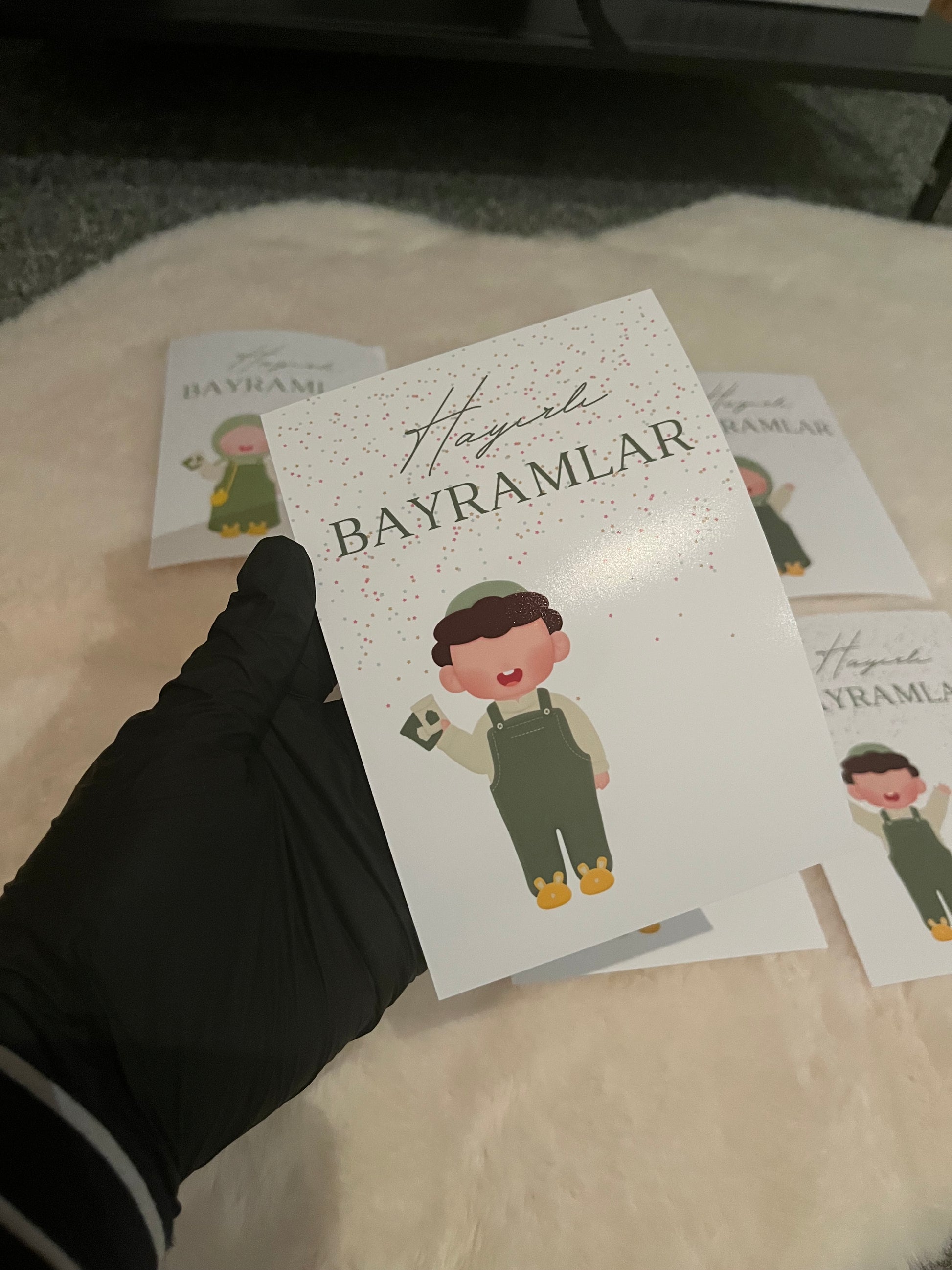 Eid Mubarak und Bayram Geldkarten Set mit modernen und liebevoll gestalteten Designs für Kinder und Erwachsene. Islamische Grußkarten und Geldkarten zum Verschenken von Geldscheinen oder kleinen Süßigkeiten zu Eid al-Fitr und Bayram. Fröhlich-bunte Motive für Kinder und elegante Eid Mubarak Karten für Erwachsene, geeignet für Familie, Freunde und Verwandte. Digitale Eid Karten als PDF und PNG Download zum selbst Ausdrucken oder gedruckte, vorgeschnittene Geldkarten im Format 10x15 cm und 15x20 cm. Hochwerti