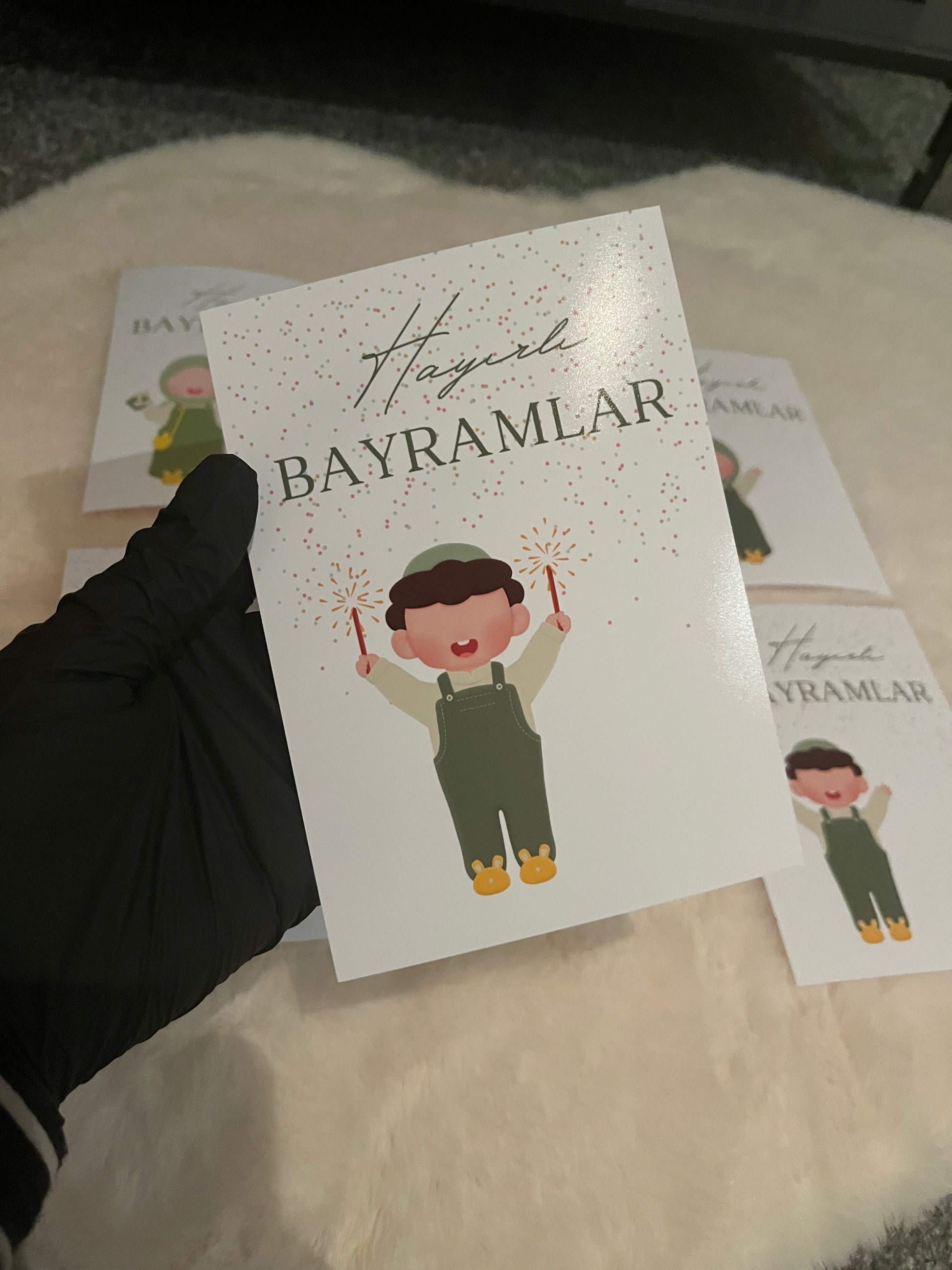 Eid Mubarak und Bayram Geldkarten Set mit modernen und liebevoll gestalteten Designs für Kinder und Erwachsene. Islamische Grußkarten und Geldkarten zum Verschenken von Geldscheinen oder kleinen Süßigkeiten zu Eid al-Fitr und Bayram. Fröhlich-bunte Motive für Kinder und elegante Eid Mubarak Karten für Erwachsene, geeignet für Familie, Freunde und Verwandte. Digitale Eid Karten als PDF und PNG Download zum selbst Ausdrucken oder gedruckte, vorgeschnittene Geldkarten im Format 10x15 cm und 15x20 cm. Hochwerti