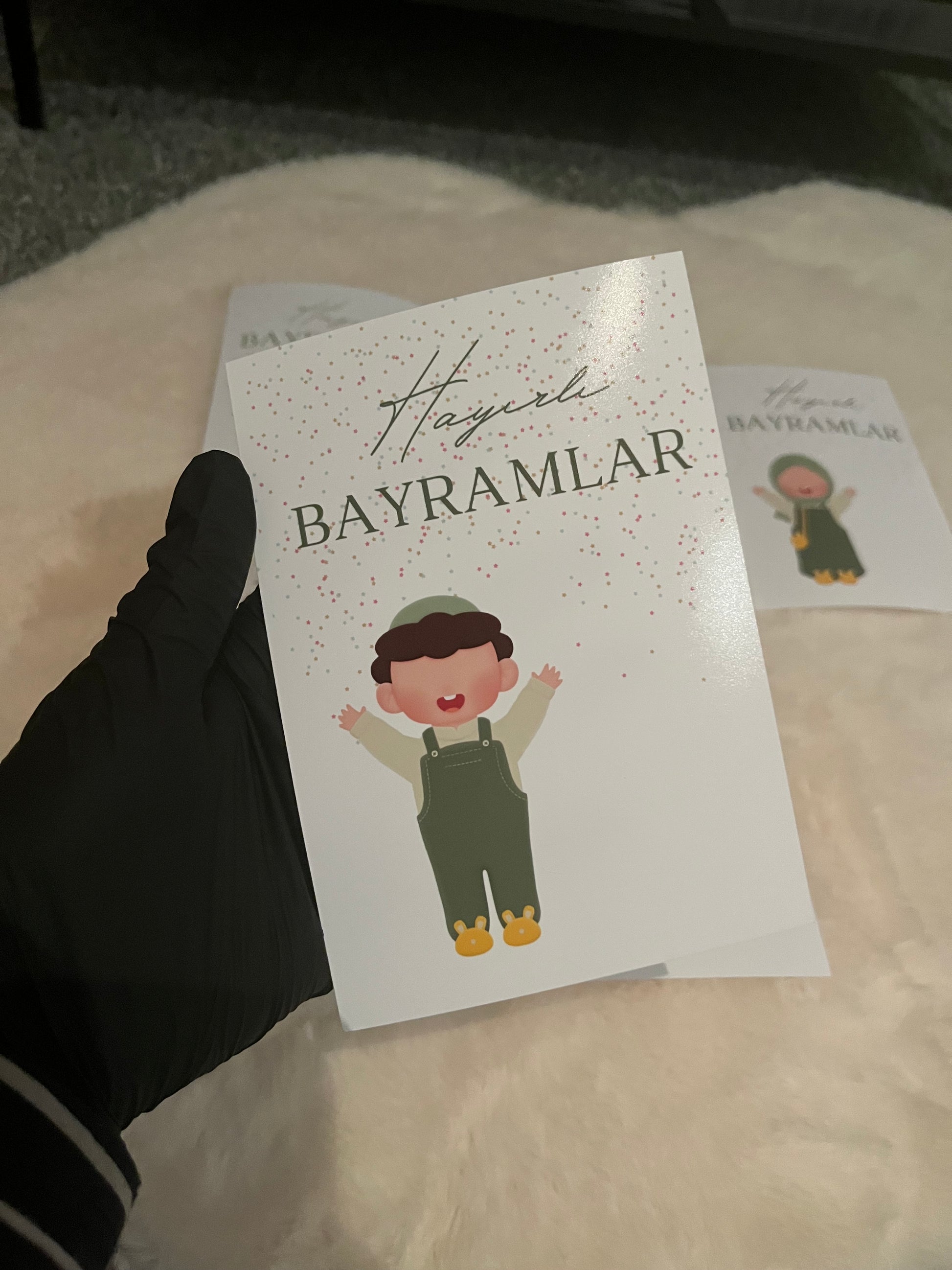 Eid Mubarak und Bayram Geldkarten Set mit modernen und liebevoll gestalteten Designs für Kinder und Erwachsene. Islamische Grußkarten und Geldkarten zum Verschenken von Geldscheinen oder kleinen Süßigkeiten zu Eid al-Fitr und Bayram. Fröhlich-bunte Motive für Kinder und elegante Eid Mubarak Karten für Erwachsene, geeignet für Familie, Freunde und Verwandte. Digitale Eid Karten als PDF und PNG Download zum selbst Ausdrucken oder gedruckte, vorgeschnittene Geldkarten im Format 10x15 cm und 15x20 cm. Hochwerti