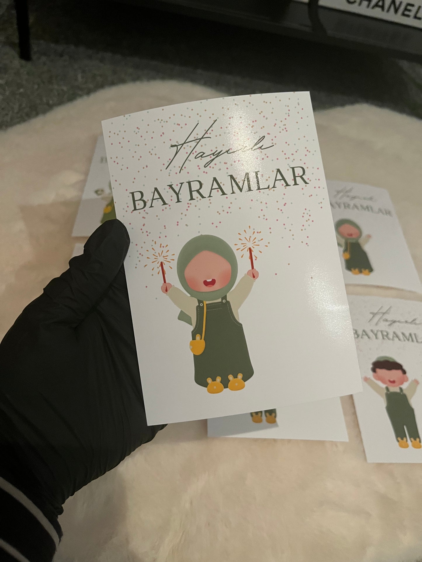 Eid Mubarak und Bayram Geldkarten Set mit modernen und liebevoll gestalteten Designs für Kinder und Erwachsene. Islamische Grußkarten und Geldkarten zum Verschenken von Geldscheinen oder kleinen Süßigkeiten zu Eid al-Fitr und Bayram. Fröhlich-bunte Motive für Kinder und elegante Eid Mubarak Karten für Erwachsene, geeignet für Familie, Freunde und Verwandte. Digitale Eid Karten als PDF und PNG Download zum selbst Ausdrucken oder gedruckte, vorgeschnittene Geldkarten im Format 10x15 cm und 15x20 cm. Hochwerti