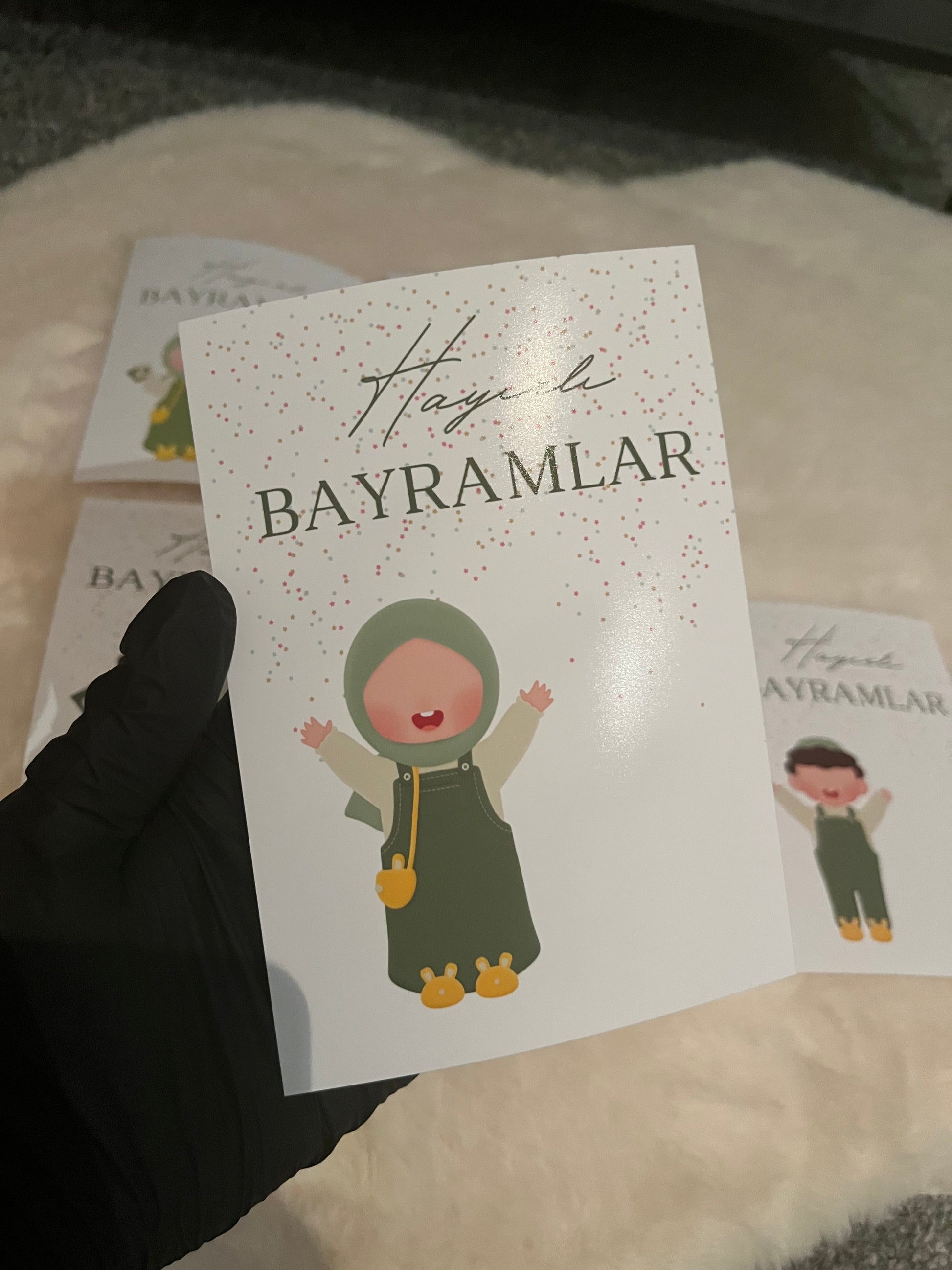 Eid Mubarak und Bayram Geldkarten Set mit modernen und liebevoll gestalteten Designs für Kinder und Erwachsene. Islamische Grußkarten und Geldkarten zum Verschenken von Geldscheinen oder kleinen Süßigkeiten zu Eid al-Fitr und Bayram. Fröhlich-bunte Motive für Kinder und elegante Eid Mubarak Karten für Erwachsene, geeignet für Familie, Freunde und Verwandte. Digitale Eid Karten als PDF und PNG Download zum selbst Ausdrucken oder gedruckte, vorgeschnittene Geldkarten im Format 10x15 cm und 15x20 cm. Hochwerti