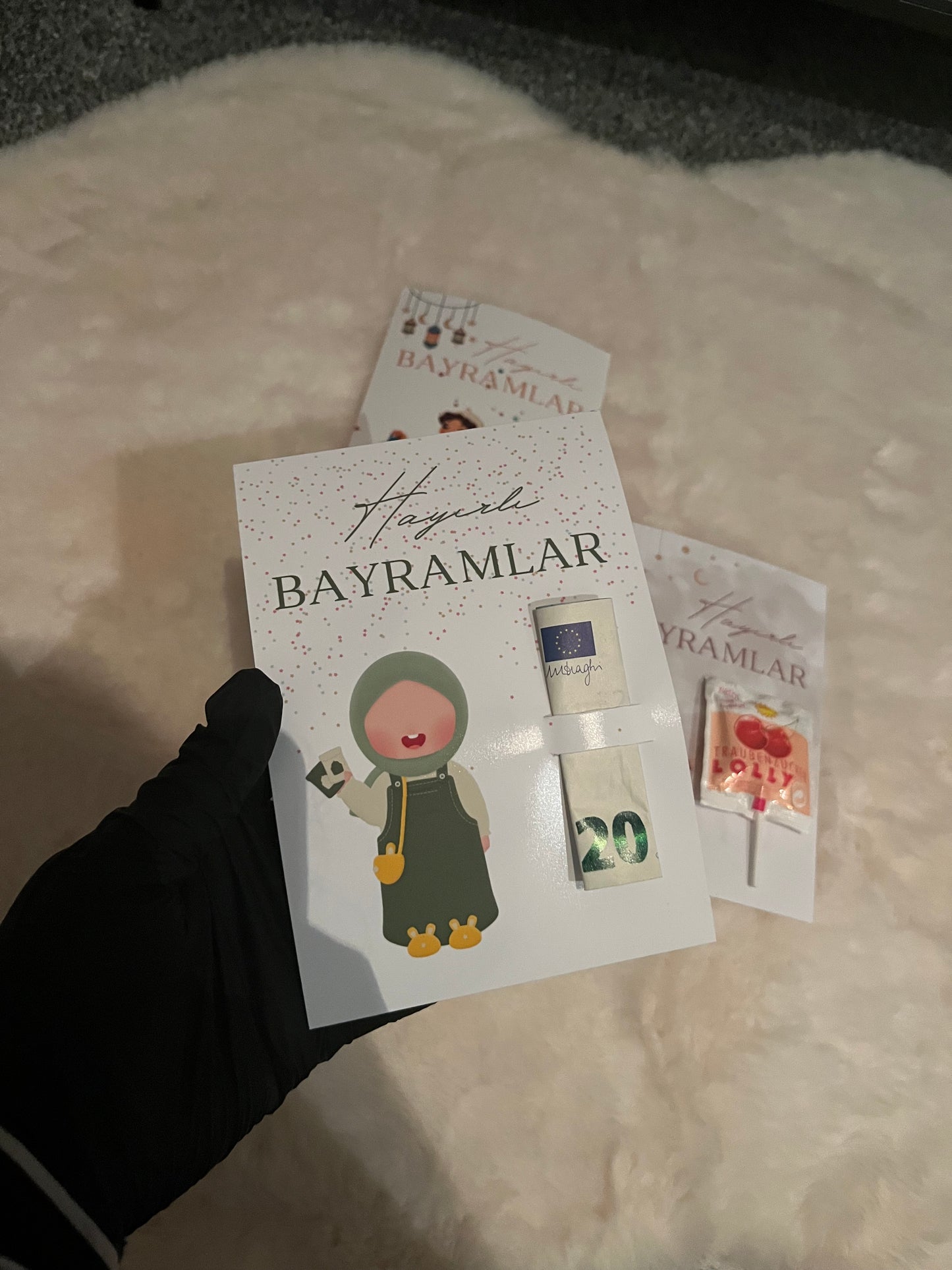 Eid Mubarak und Bayram Geldkarten Set mit modernen und liebevoll gestalteten Designs für Kinder und Erwachsene. Islamische Grußkarten und Geldkarten zum Verschenken von Geldscheinen oder kleinen Süßigkeiten zu Eid al-Fitr und Bayram. Fröhlich-bunte Motive für Kinder und elegante Eid Mubarak Karten für Erwachsene, geeignet für Familie, Freunde und Verwandte. Digitale Eid Karten als PDF und PNG Download zum selbst Ausdrucken oder gedruckte, vorgeschnittene Geldkarten im Format 10x15 cm und 15x20 cm. Hochwerti